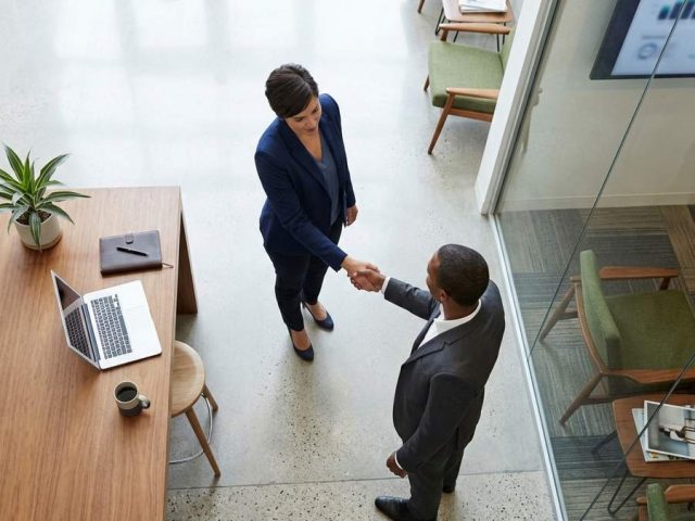 Freelancer na B2B: Kiedy przenieść firmę z domowego salonu do wirtualnego biura?